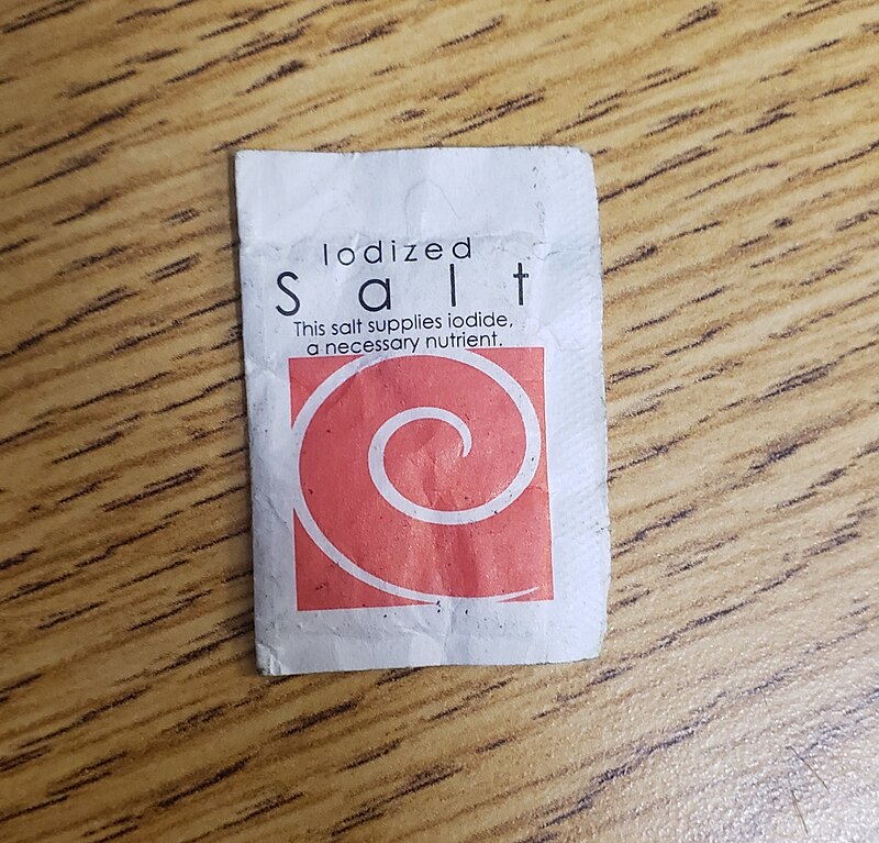 https://upload.wikimedia.org/wikipedia/commons/thumb/4/43/Iodized_salt_packet.jpg/800px-Iodized_salt_packet.jpg