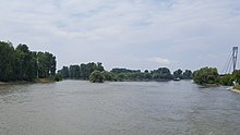 Isarmündung (links) in die Donau (rechts)