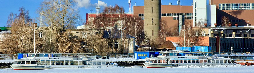 Motorskibe på molen "Izhevsk" om vinteren