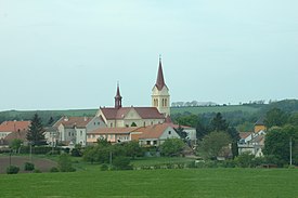 Jiřice u Miroslavi, kostel z dálky.jpg