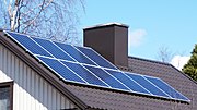 電源の一種、ソーラーパネル。各家の屋根の上に設置されることが増えてきている。再生可能エネルギーであり、国際連合や各国が推進しているSDGs（持続可能性）の実現に適っており、近年評価が高くなっている電源。屋根の上一面に設置すれば、たいていは、各家庭の消費量以上の電力を供給する電源となる。