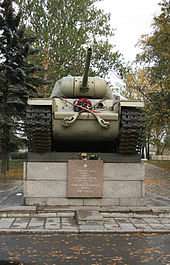 Танк-памятник КВ-85 на проспекте Стачек, вид спереди