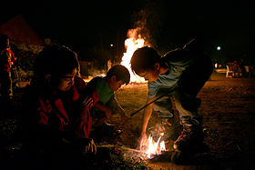 Enfants allumant des feux de joie de Lag Baʿomer.