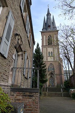 Kirche_Herz_Jesu_Frankfurt_am_Main_Eckenheim_-_1.jpg