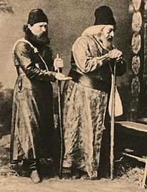 Pavel Dyuzhikov som Misail och Osip Petrov som Varlaam.