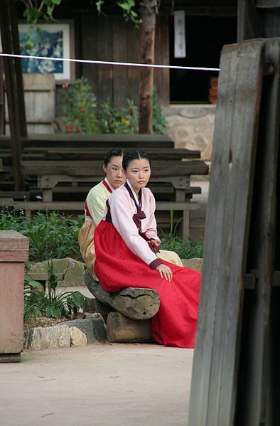 File:Korean Folk Village-Women in hanbok-01.jpg