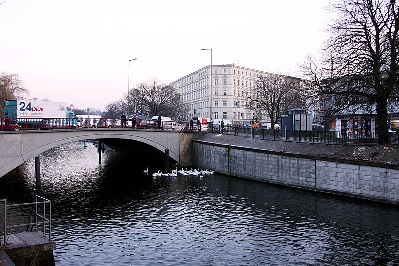 File:Kottbusser Brücke über den Landwehrkanal - panoramio.jpg