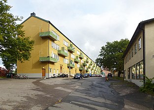 Tre Kronors väg österut, 2013. Smalhuset till vänster och Konsumhuset till höger.