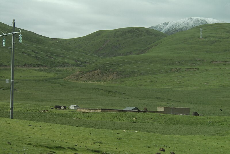 File:Landscape along the railway from Lhasa to Xining (29677487470).jpg