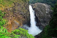 Langshiang Falls Намира се в Sangriang, Nongstoin.jpg