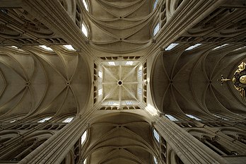 Voûtes de la croisée du transept de la cathédrale Notre-Dame de Laon surmontée d'une tour-lanterne.