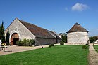 Photographie en couleurs d'un bâtiment agricole et d'un pigeonnier