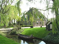 Stolpboerderij met in de sloot een Westfriese schuit