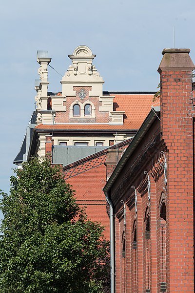 File:Leibnizstraße 31 (Magdeburg-Altstadt).Giebel.ajb.jpg