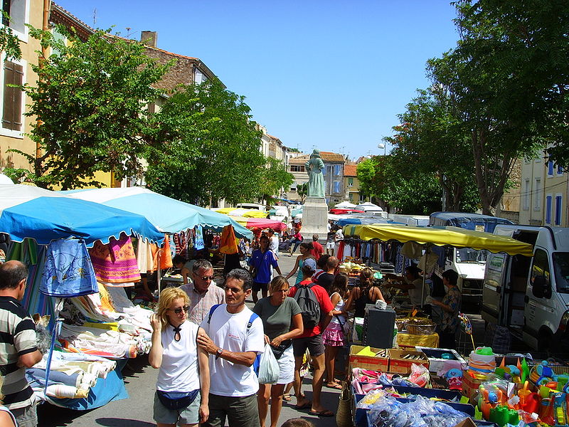 File:Leucate Village (Aude), farmer's market.jpg