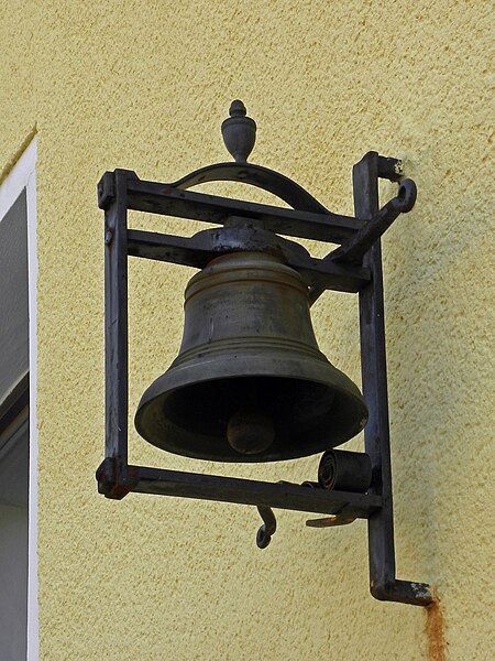 File:Lilienfeld - Schloss Berghof - Landesberufsschule - Glocke.jpg