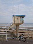 Poste de secours sur la plage de Lion-sur-mer dans le Calvados.