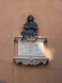 Busto e lapide sulla casa natale di Pompeo Batoni, a Lucca in Via dell'Anguillara