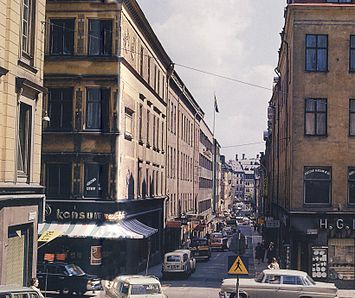 Liksom Jakobsgatan förändrades även Mäster Samuelsgatan i Norrmalmsregleringens slutskede. Bildparet visar gatan 1966 och 2008 med vy mot öst i höjd med Regeringsgatan. På norra sidan av gatan, i kvarteret Oxen Större uppstod mellan åren 1975–1978 ett stort kontorskomplex, det så kallade Salénhuset.