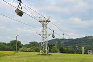 Bahn, im Hintergrund der Plettenberg mit Fernmeldeturm