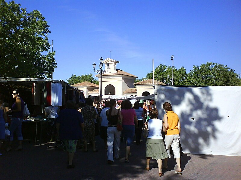 File:Mercadillo de Los Invasores Albacete.JPG