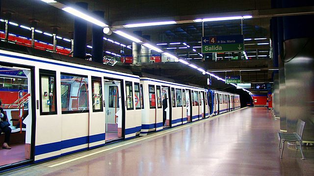 Line 4 platforms at Mar de Cristal