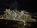 noční letecký snímek města
