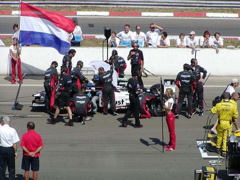File:Minardi at the start grid at the 2003 Hungarian Grand Prix (2).jpg