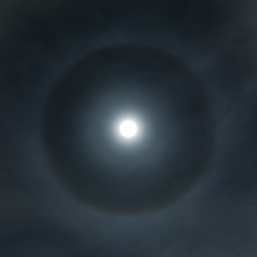 Halo mit ringförmigen Refraktionserscheinungen durch Brechung des Lichts an den Eiskristallen von Wolken.