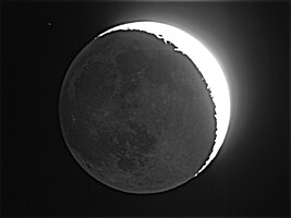 La lumière cendrée de la jeune lune