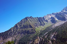 Vue de l'aiguille à Bochard depuis le Montenvers au sud-ouest.