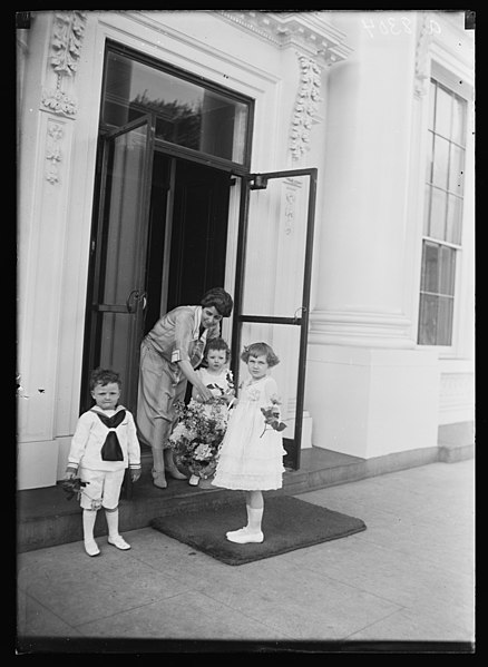 File:Mrs. Coolidge and children at White House, Washington, D.C. LCCN2016887241.jpg