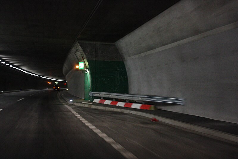 File:Mur mortel du tunnel de Sierre.JPG