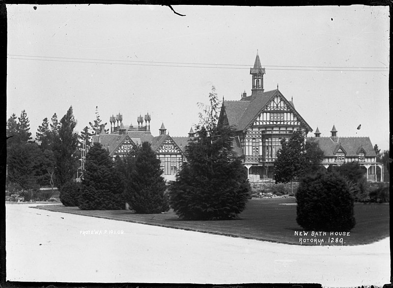 File:New Bath House, Rotorua (20173381429).jpg