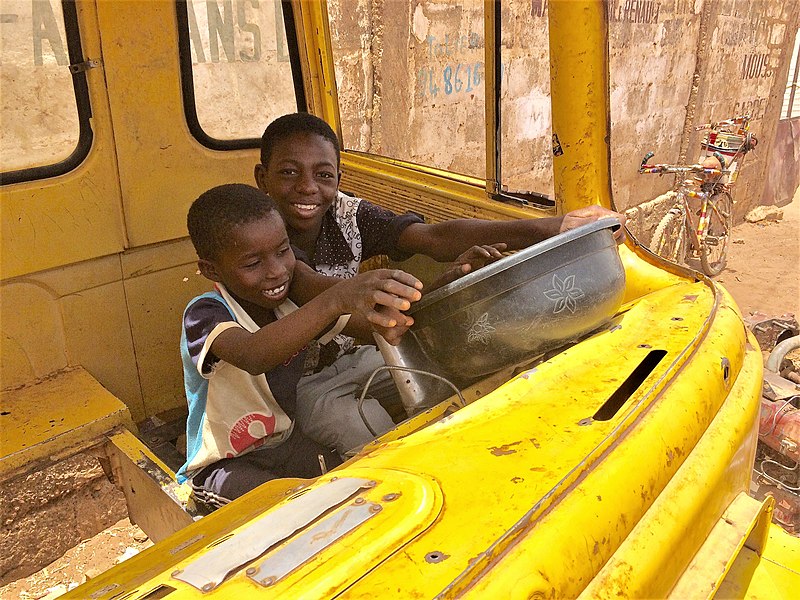 File:Niger, Niamey, Quartier Route Tchanga (05), children playing.JPG