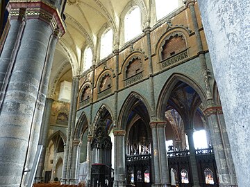 Niveaux de la collégiale : grandes arcades, triforium sans accès et fenêtres hautes.