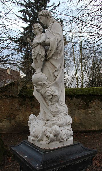 File:Nogent-le-Rotrou - Église Saint-Laurent - Statue of Mother and Child - 3.jpg