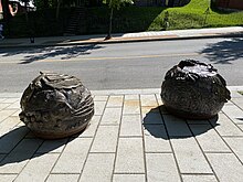 Station 11 La création (Croyances et spiritualité) - ue en situation des deux sphères de bronze de MC Snow (à gauche) et Kyra Revenko (à droite)