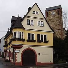 Rathaus und nach dem Zweiten Weltkrieg wieder aufgebaute katholische Kirche St. Michael in Oberjosbach