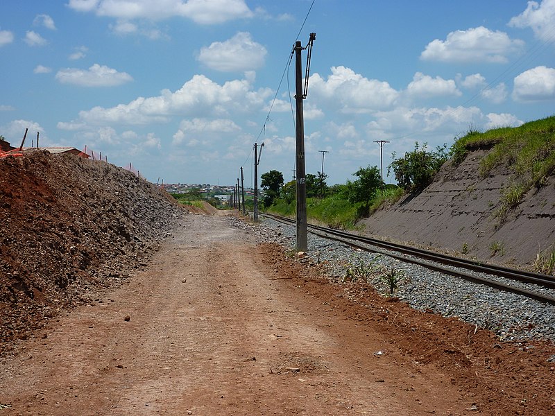 File:Obras de terraplanagem para duplicação da ferrovia na Variante Boa Vista-Guaianã km 197 em Itu - panoramio.jpg