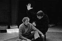 Kalle Holmberg (oik.) ohjaa Olavi Ahosta Friedrich von Schillerin näytelmän Rosvot harjoituksissa vuonna 1970.