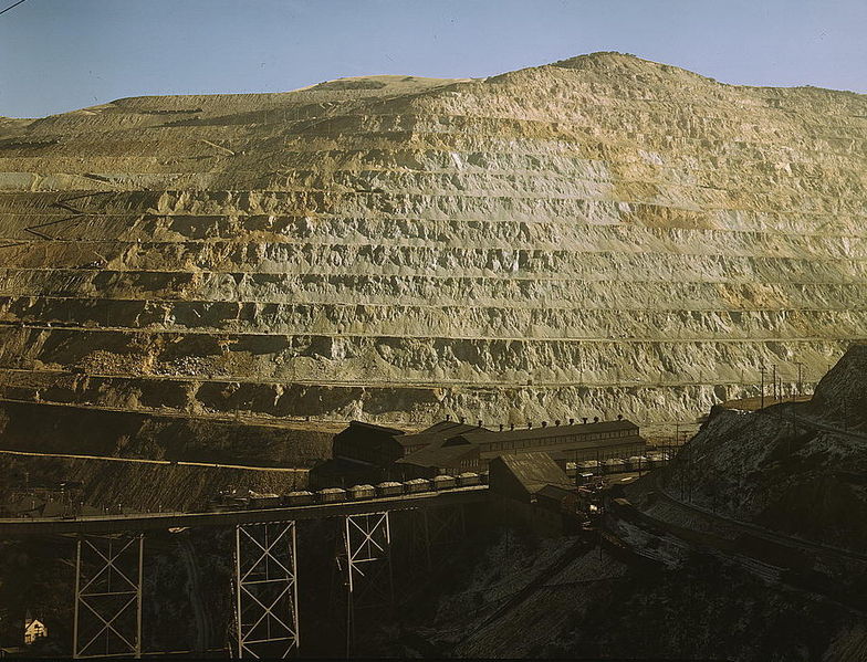 File:Open-pit workings of the Utah Copper Company 1942.jpg