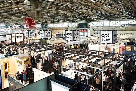 Сколько выставка. Литэкспо Вильнюс. Экспоцентр Litexpo - Lithuanian Exhibition and Congress Centre. Рынок на полней Варшава. Варшава красный рынок.