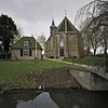 Woonhuis van klein formaat, ten zuiden van de Nederlands Hervormde kerk, waarschijnlijk gebouwd als consistoriekamer