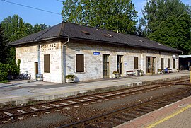 Pörtschach Bahnhofplatz 1 Aufnahmsgebäude NO-Ansicht 12072008 5921.jpg