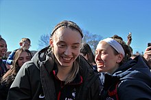 Bueckers saliendo de la Universidad de Connecticut para el Final Four del Torneo NCAA 2022