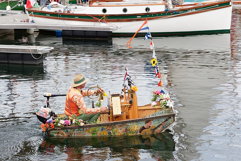 File:Paimpol - Festival du chant de marin 2017 - Reinier Sijpkens et le Muziekboot - 015.jpg