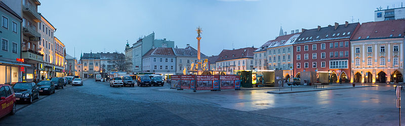 File:Panorama Hauptplatz Wiener Neustadt, 25.01.2014 zur blauen Stunde.jpg