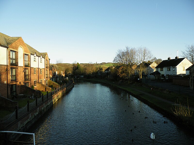 File:Parbold canal.JPG