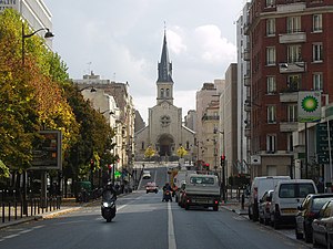 ジャンヌ・ダルク広場にあるノートル＝ダム＝ド＝ラ＝ガール教会。ヴァンサン＝オリオール大通りからジャンヌ・ダルク通りを見る (La rue Jeanne-d'Arc vue du boulevard Vincent-Auriol)
